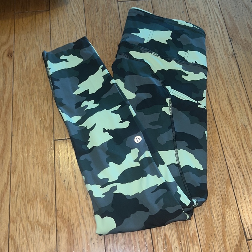 LuluLemon Leggings in perfect condition! - Picture 2 of 3